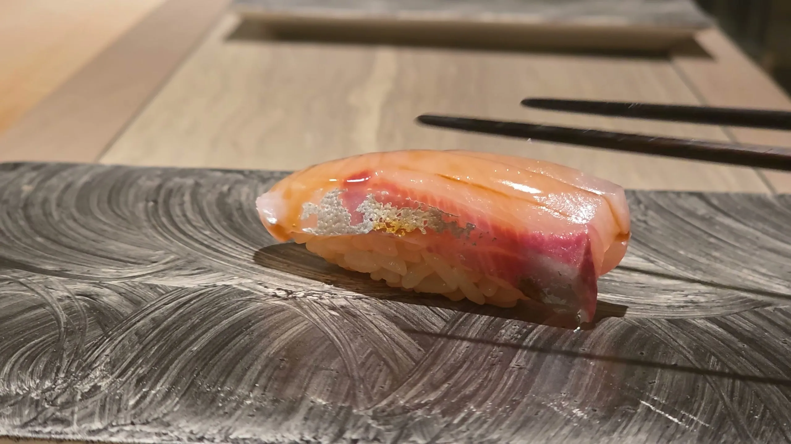 석판 위에 놓인 시마아지 초밥
